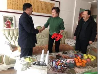 敦煌種業(yè)領(lǐng)導(dǎo)看望慰問公司老干部、老黨員及困難黨員職工