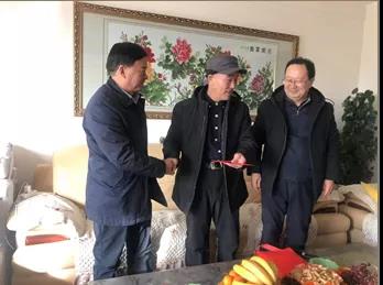 敦煌種業(yè)領(lǐng)導(dǎo)看望慰問公司老干部、老黨員及困難黨員職工