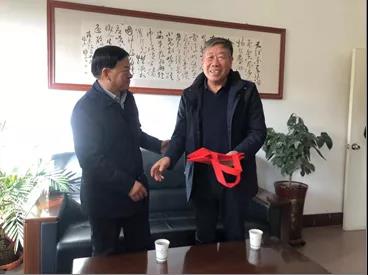 敦煌種業(yè)領(lǐng)導(dǎo)看望慰問公司老干部、老黨員及困難黨員職工