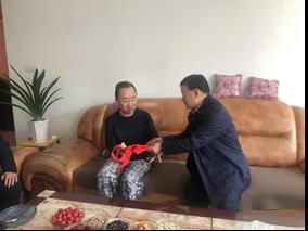 敦煌種業(yè)領(lǐng)導(dǎo)看望慰問公司老干部、老黨員及困難黨員職工