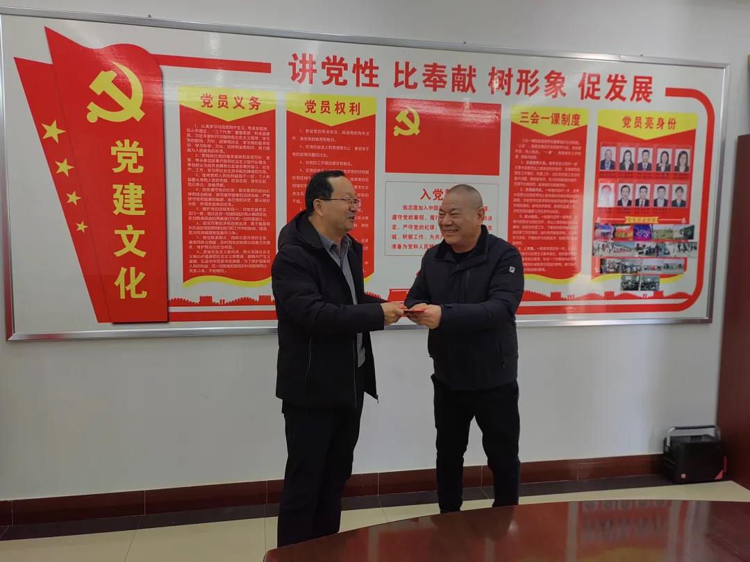 敦煌種業(yè)領(lǐng)導(dǎo)看望慰問公司老干部、老黨員及困難黨員職工